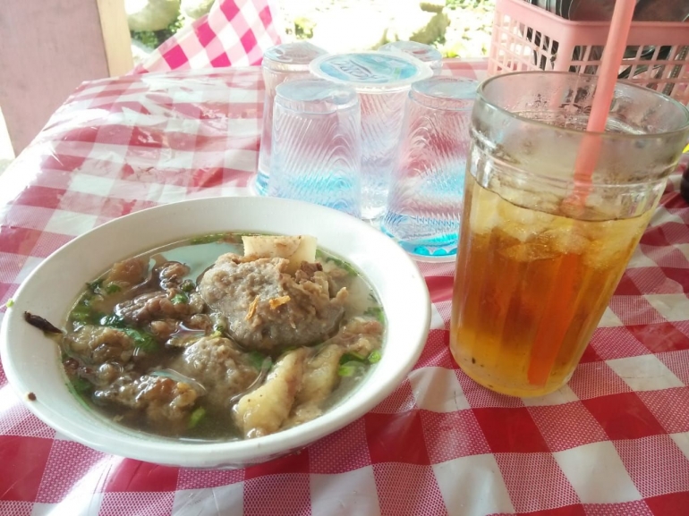 Segarnya bakso dengan es teh / dok.vera shinta