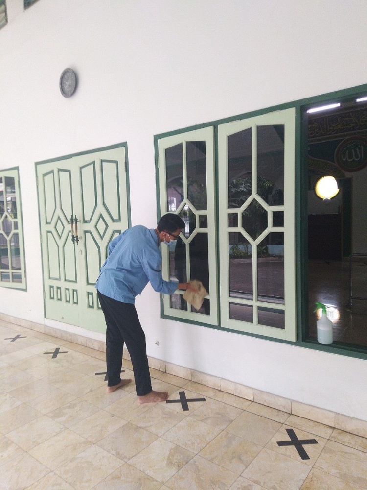 Membersihkan Jendela Masjid (Dokpri)