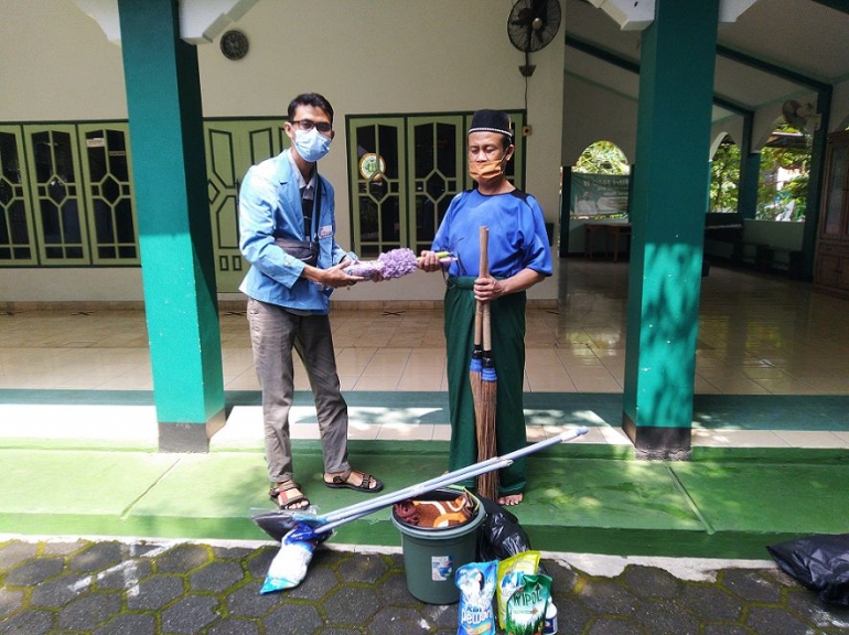 Menyerahkan alat kebersihan ke masjid Nurul Huda (Dokpri)