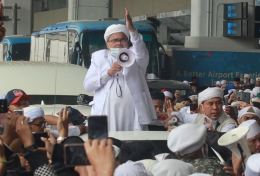 Muhammad Rizieq Shihab di Terminal 3 Bandara Soekarno Hatta, Tangerang, Banten.