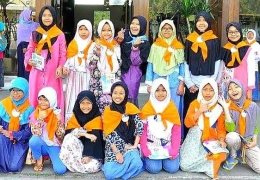 Teteh dan sahabatnya di sanlat Daarut Tauhid/dokpri