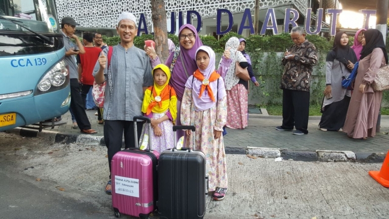 Teteh dan sepupunya siap berangkat sanlat dari masjid Daarut Tauhid Jakarta/dokpri