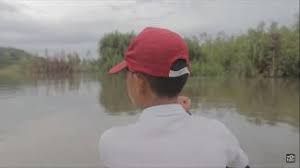 Tangkapan layar ketika dia menyeberangi sungai dengan perahu, Sumber: youtube montaseproduction