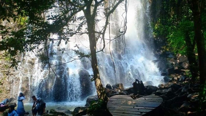 Sumber foto https://jambi.tribunnews.com/2019/08/31/pesona-air-terjun-serintik-hujan-paneh-di-merangin-keindahan-alam-yang-menawan-mata