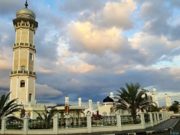 Menara tinggi menjulang ciri khas bangunan masjid (Dokpri)