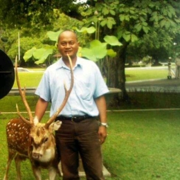 Bermain dengan rusa totol/Axis-axis.Sp di halaman Istana Kepresidenan Bogor (dokumen pribadi)