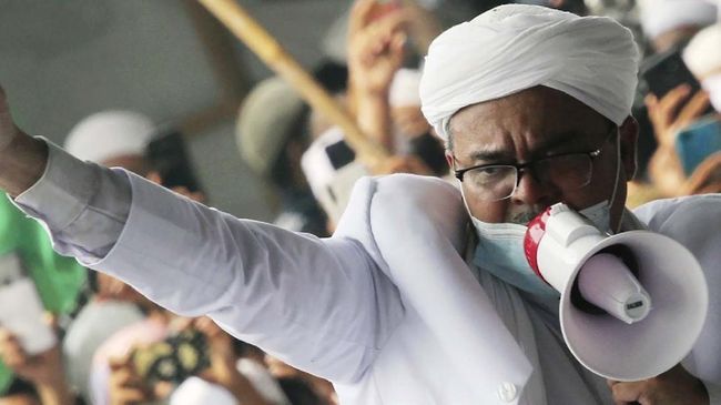 Imam Besar FPI, Rizieq Shihab sedang berpidato di hadapan para pengikutnya (AFP/ Fajrin Raharjo, cnnindonesia.com)