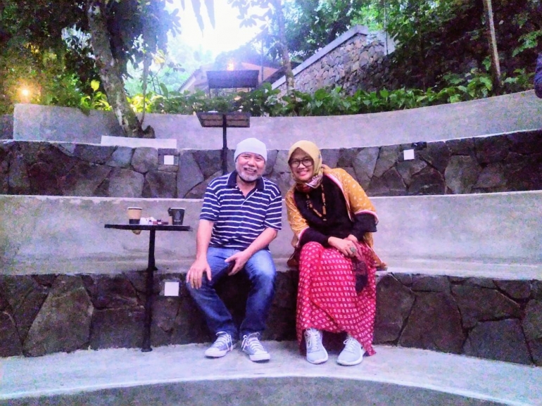 Naeemah Herawati foto bersama penulis. Di sini pengunjung bisa memesan makanan atau minuman yang disuka. Setelah itu boleh membawa pesanannya kemudian (Dokpri)