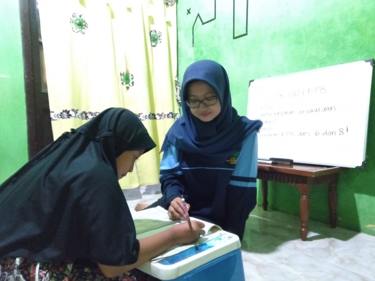 Mahasiswa KKN UIN Walisongo Semarang mengadakan bimbel gratis di Desa Kauman, Kec. Brebes, Kab. Brebes (10/11/2020) (Gambar dokpri)