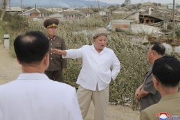 Pemimpin Tertinggi Korea Utara, Kim Jong Un mengunjungi area yang terdampak Topan Maysak di Provinsi Hamgyong Selatan, Sabtu (5/9/2020) | AFP/ KCNA via KOMPAS.com