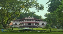 Rumah Raden Saleh, sebagai bagian adri Rumah Sakit PGI Cikini, dengan alam hijaunya yang masih segar, di abad modern ini .....Sumber : www.pingpoint.co.id