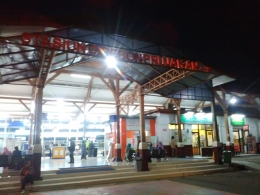 Stasiun Cirebon Prujakan. Sumber: zadinda.wordpress.com