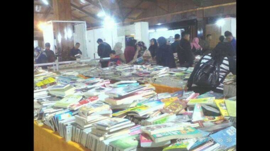 Kaum pemburu buku masih senang mencari buku murah langsung ke bazar. | Gambar: Dokumentasi pribadi Deddy HS
