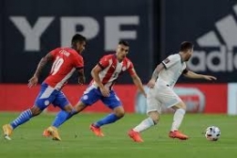 Messi ditempel dua pemain Paraguay (Kompas.com)