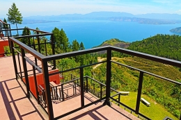 Menara pandang dibangun untuk menikmati pemandangan Danau Toba (Dokpri)
