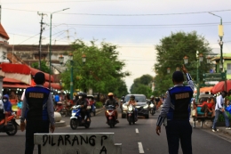 Petugas Dishub Kota DIY mengalihkan pengendara yang nekat melintas di Jl. Malioboro untuk masuk ke arah Jl. Letjen Suprapto 
