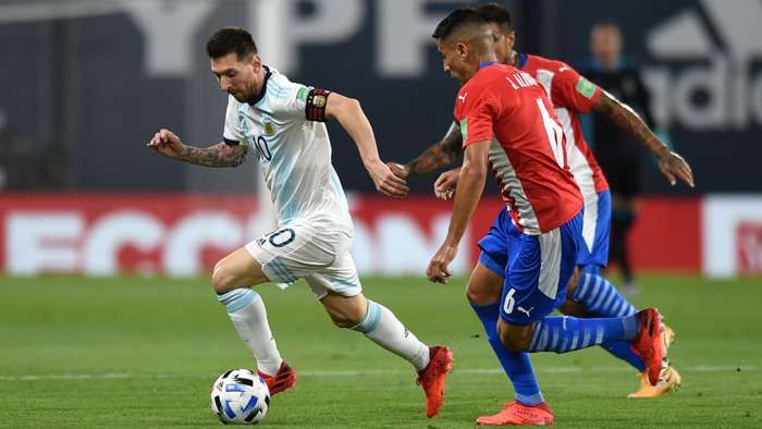 Lionel Messi beraksi lawan Paraguay (Foto Getty Images) 