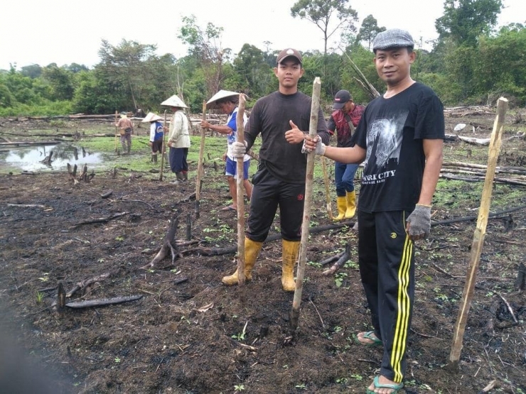 Saya (kanan) dan Damianus (kedua dari kanan) sedang 