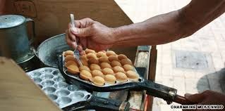 Pedagang pinggir jalan sedang membuat Egg Waffle/sumber: TravelCNN.com