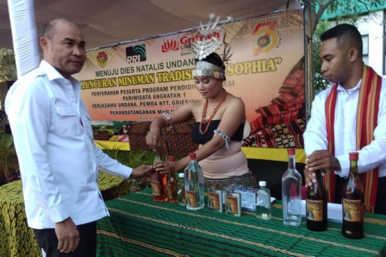 Ilustrasi, Gubernur NTT Victor B. Laikoda sedang memegang minuman keras Sophia, produk lokal NTT. Sumber: Kupang Kompas