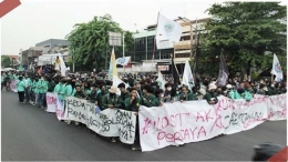 Sejumlah mahasiswa tergabung dalam BEM Seluruh Indonesia bergerak menuju Istana Negara. Gambar: Instagram BEM SI