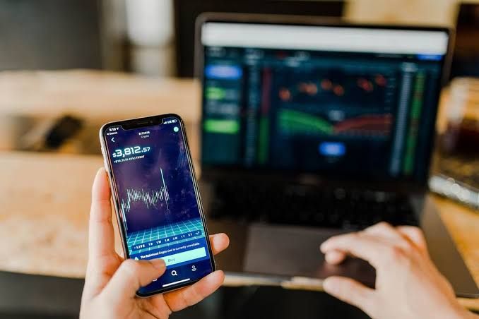 Trading forex lewat smartphone/ sumber: https://thetechnologyera.com/