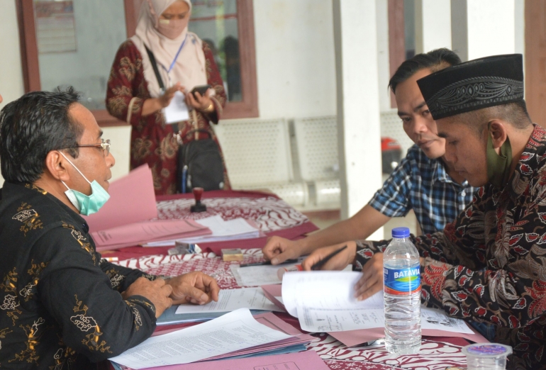 Hendy Subekti (Peci Hitam) Lakukan pendaftaran/dokpri