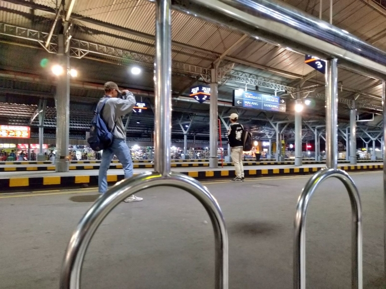 Dua orang sedang mengambil gambar di area peron Stasiun Yogyakarta. - Dokumen Pribadi