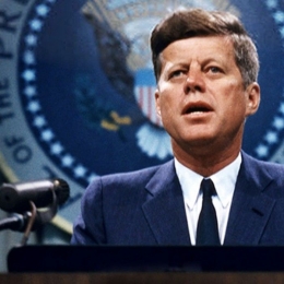di masa pemerintahan Jhon F. Kennedy manusia pertama kali mendarat di Bulan (history.com)