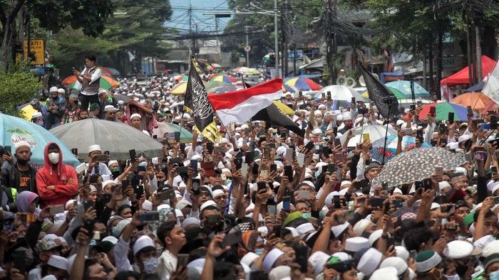 Kerumunan massa menyambut Habib Rizieq Shihab, Selasa, (10/11) | detik.com