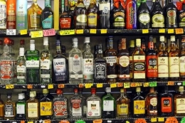 Ilustrasi Tidak semua minuman berakohol dilarang dalam draf RUU Minol. Minuman alkohol untuk adat, ritual keagamaan dan farmasi masih diperbolehkan. Sumber: nasional.sindonews.com
