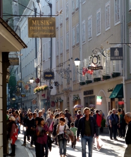 Getreidegasse, kawasan belanja di Salzburg. Sumber: Snotty/ wikimedia