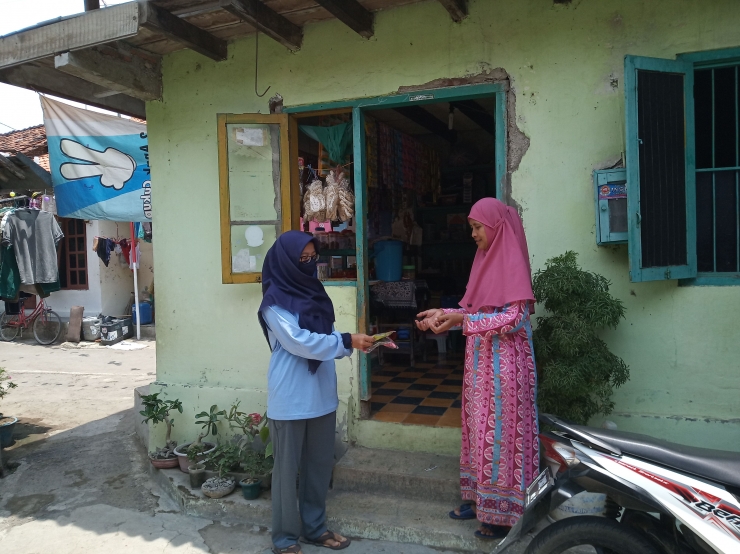 Mahasiswa KKN UIN Walisongo Semarang mengedukasi warga desa Kauman, Brebes, terkait urgensi masker pada Rabu (7/10/2020). (Dokpri)