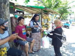 Pembagian face shield dan masker kepada pedagang di area pasar Wonorejo oleh mahasiswa Universitas Muhammadiyah Malang untuk menekan terjadinya penularan Covid-19 | dokpri