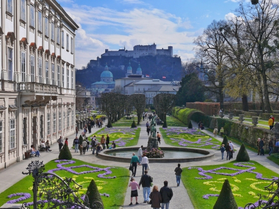 Taman Mirabell dan Hohensalzburg di latar belakang. Sumber: koleksi pribadi