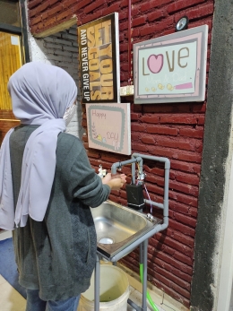 Pengujian alat cuci tangan otomatis oleh anggota Kelompok 88 PMM-UMM Gelombang 12 (Dokpri)