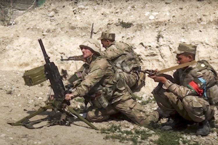 Foto yang dirilis Kementerian Pertahanan Azerbaijan pada Minggu (27/9/2020), menunjukkan tentara Azerbaijan menembakkan mortir di wilayah perang dengan separatis Nagorny-Karabakh.| Sumber: Kementerian Pertahanan Azerbaijan via AP/Kompas/com