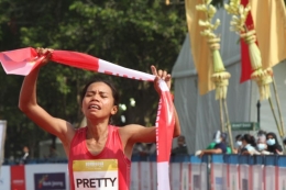 Pretty Sihite berhasil meraih gelar juara pada kategori putri elite race Borobudur Marathon 2020 . Sumber : Harian Kompas .