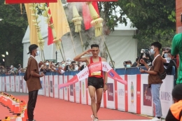 Betmen Manurung berhasil meraih gelar juara pada kategori putra elite race Borobudur Marathon 2020 . Sumber : Harian Kompas