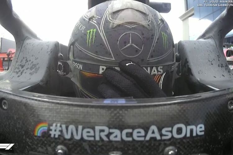 Pebalap Mercedes, Lewis Hamilton, terlihat emosional di kokpit mobilnya menang di Formula 1 di Sirkuit Turki, Minggu (15/11/2020). Kemenangan itu mengunci gelar juara dunia F1 ketujuh baginya. | Sumber: FOX SPORTS via Kompas.com