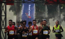 Para peserta Elite Race Borobudur Marathon 2020 sedang berlari . Sumber :Kompas.com & Harian Kompas