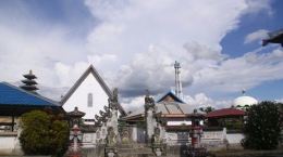 Rumah ibadah berdampingan di Desa Mopuy, Dumoga, Bolaang Mongondow, Sulawesi Utara. Ada Masjid, Gereja dan tempat ibadah umat Hindu atau Pura. (Tribunmanado/Finneke Wolajan)