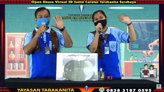 Mister Eko dan Miss Dian memandu Eksperimen Hujan Warna | Screenshot Youtube Humas Tarakanita Surabaya