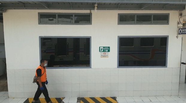Petugas stasiun Kalisetail bersiap menyambut kereta lain yang akan tiba.Sumber: Dok. Pribadi