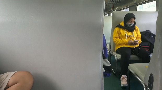 Salah satu penumpang yang memanfaatkan layanan kereta Pandanwangi. Banyak yang dari kalangan pelajar dan mahasiswa.Sumber: Dok. Pribadi