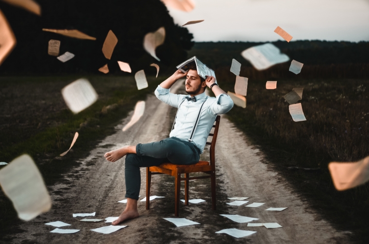 Ilustrasi membaca surat kabar. (Unsplash/Dmitry Ratushny)