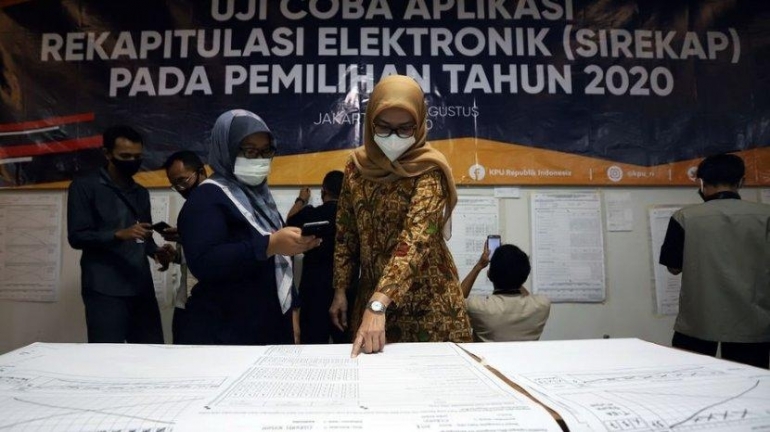 Komisioner KPU Evi Novida Ginting Manik mengarahkan petugas saat simulasi rekapitulasi secara elektronik pemilihan kepala daerah (pilkada) serentak 2020 di Kantor KPU RI, Jakarta Pusat, Selasa (25/8). (Sumber: Tribunnews/Jeprima)