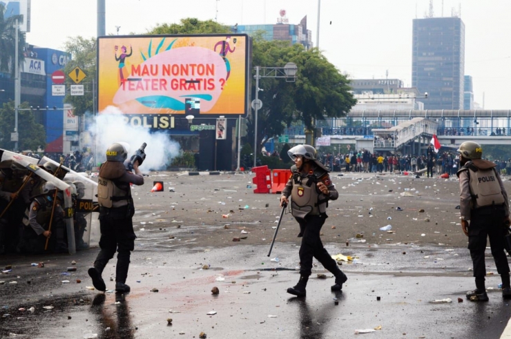 Polisi menembakan gas air mata ke arah massa aksi untuk membubarkan diri. (yudisald/Jurnalis)
