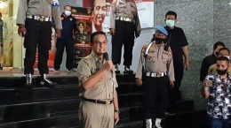 Gubernur Anies Baswedan di Polda Metro Jaya untuk mengklarifikasi terjadinya kerumunan-kerumunan massa di Jakarta yang melanggar prokes corona, 17/11/2020 (tribunnews.com).