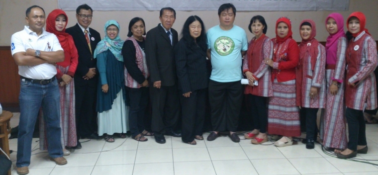 Berfoto dengan teman teman dari Bandung dan Sumedang dr Endang nomor 4 dari kiri (dok pribadi)